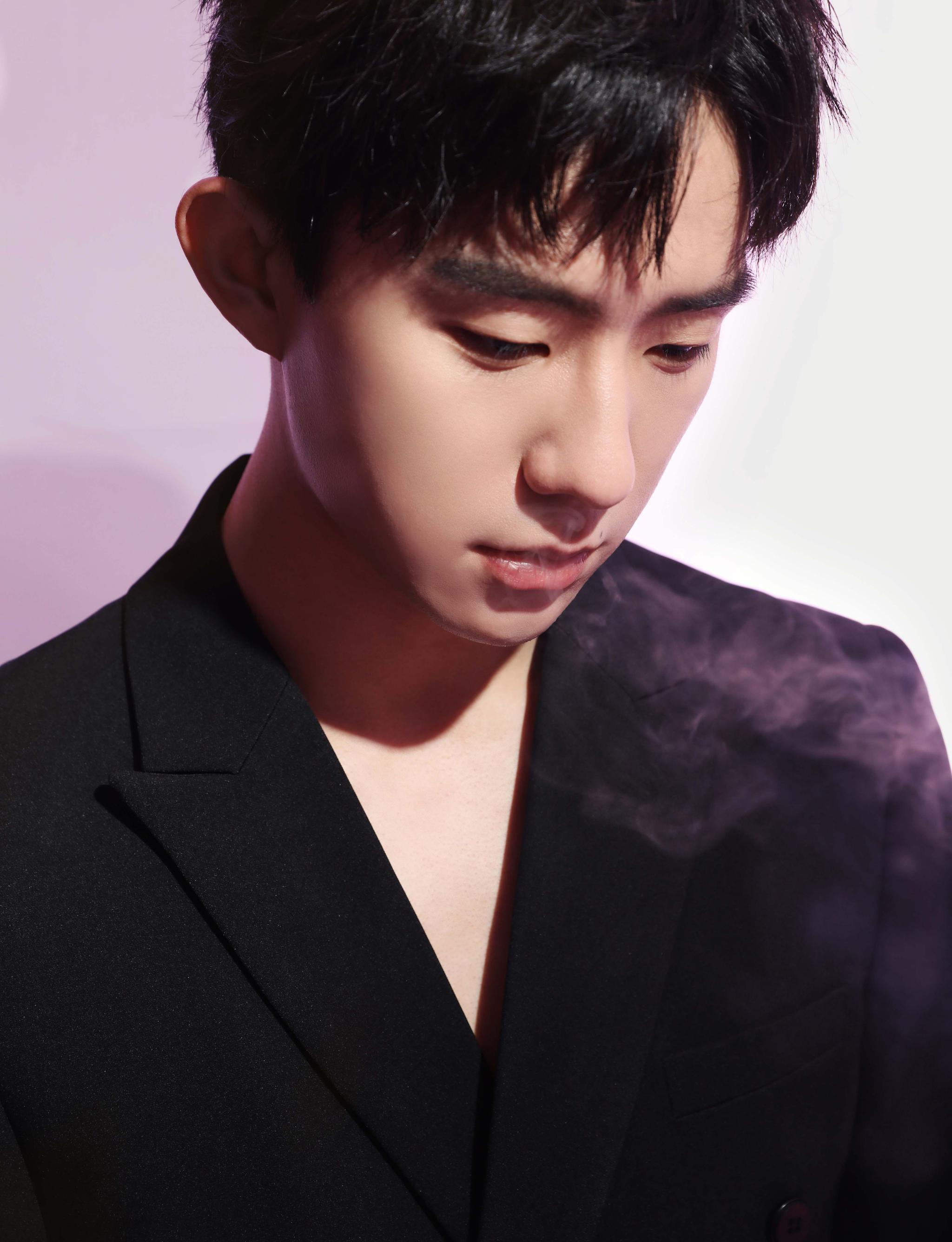 感郑好眼神不羁大胆直视镜头郑好侧身安坐一旁郑好粉色光影写真曝光