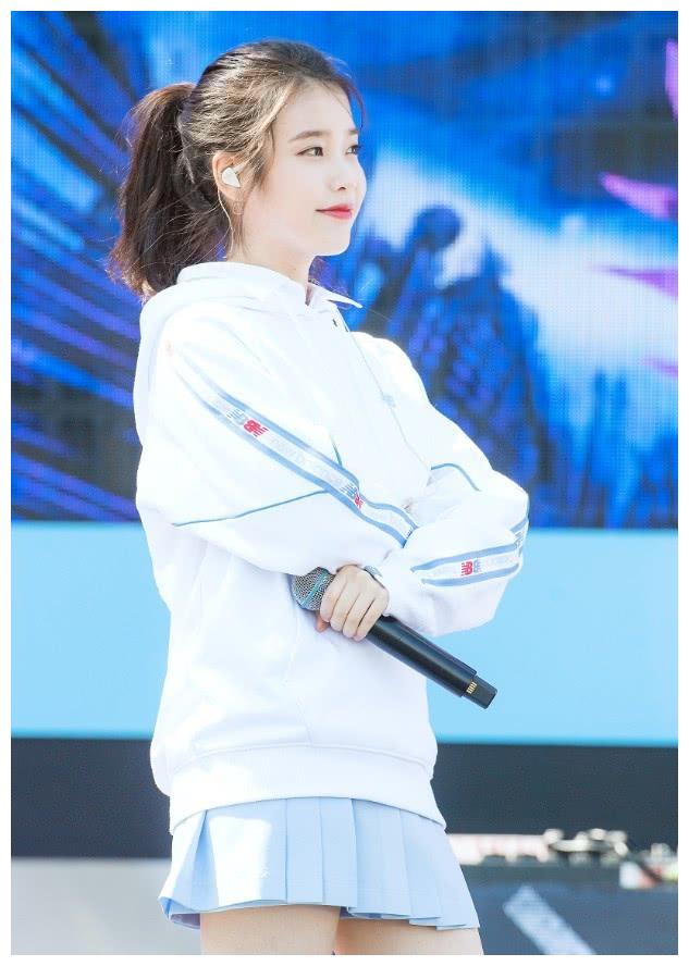 这次在舞台上iu的一身穿搭给人的感觉就是很学院风,扎起的马尾俏皮又