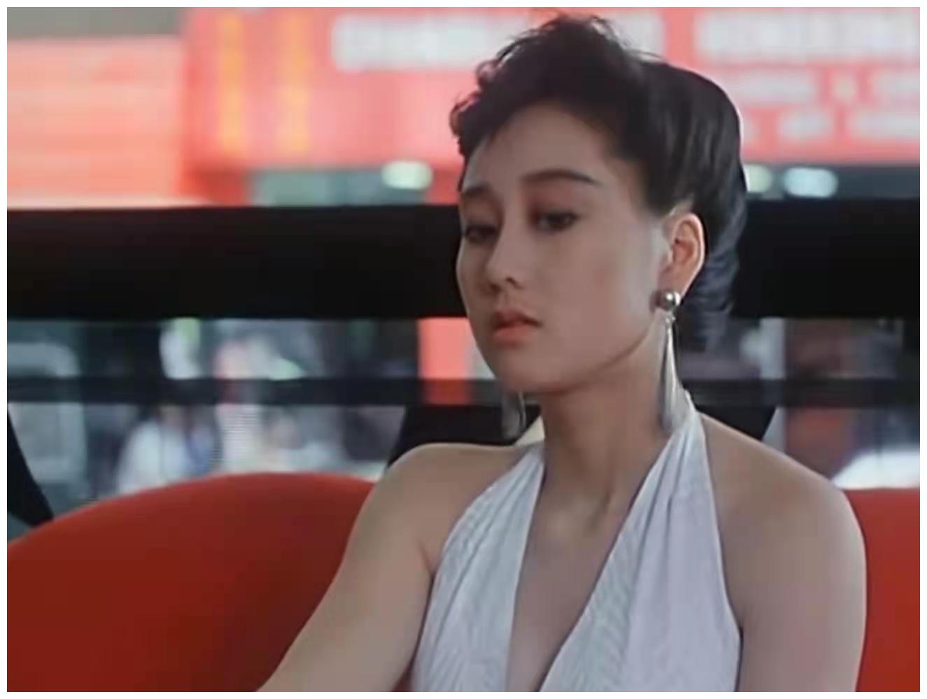 两年后她与李连杰在《龙在天涯》中相识相爱,最终走到了一起.