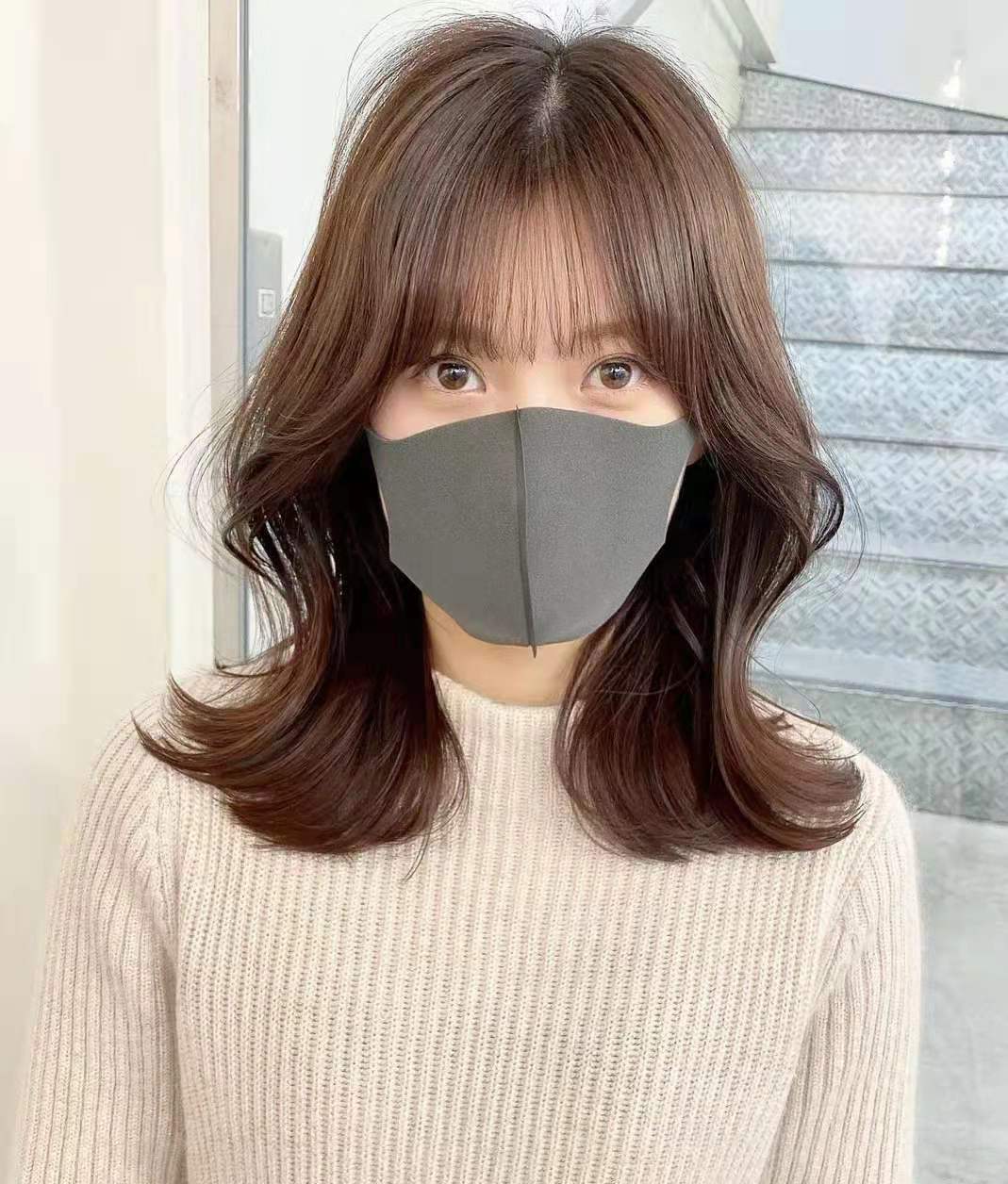 【正面剖析】这款发型依然采用了流行的空气八字刘海 鱼尾烫的设计