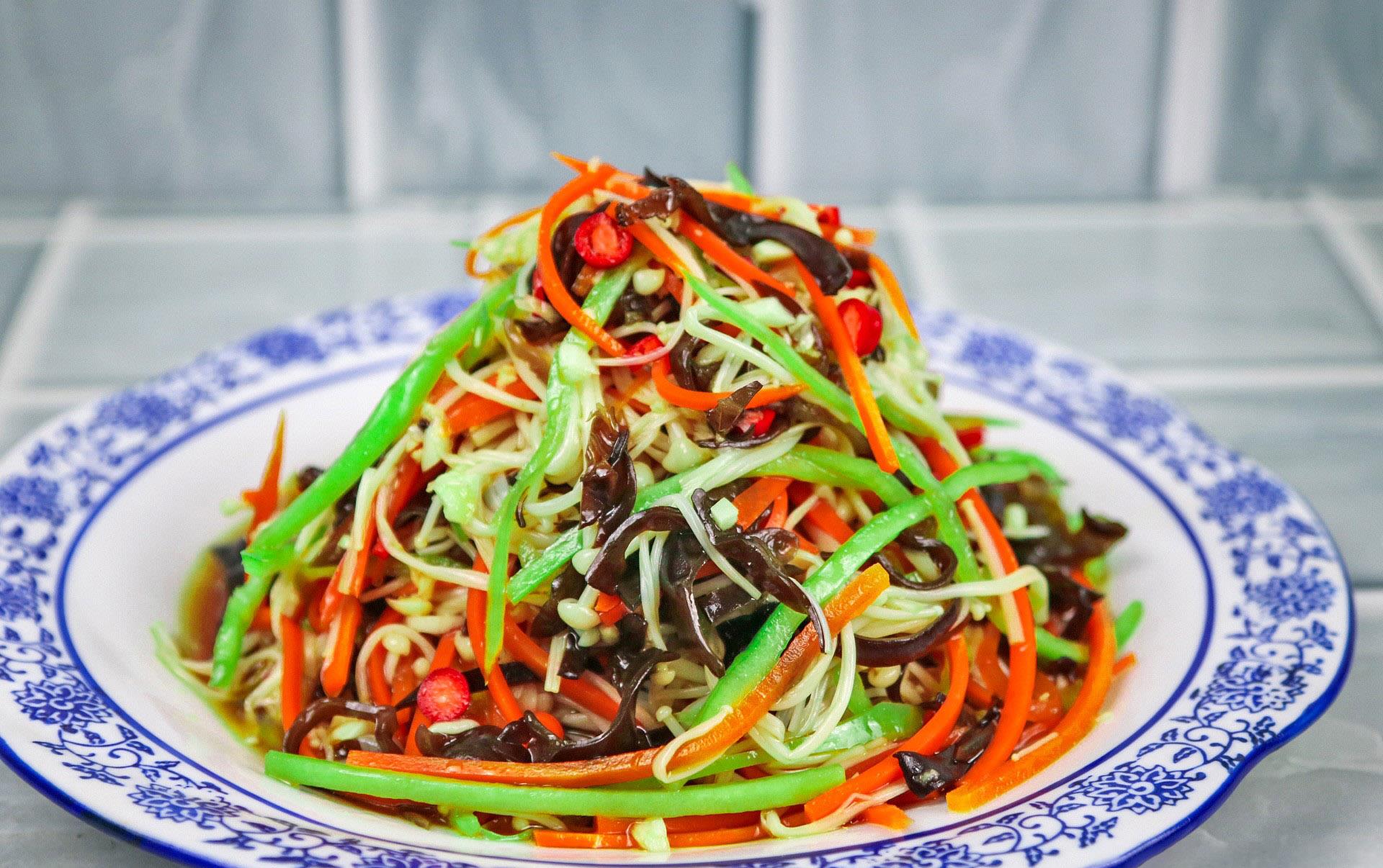 大厨分享一道清脆爽口凉拌菜金针菇拌木耳的家常做法下酒必备