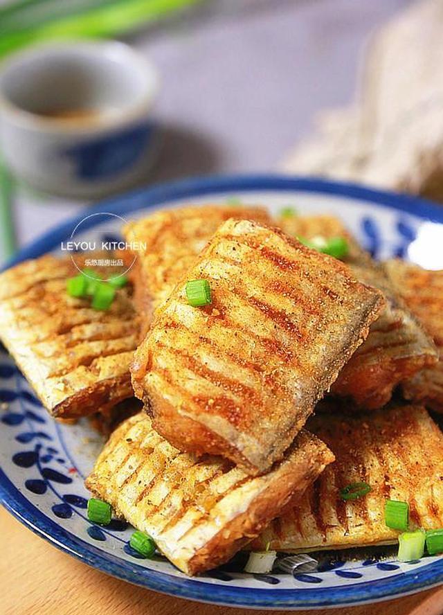 煎带鱼的一些小妙招,做着更简单,外酥里嫩,香味可以飘到隔壁