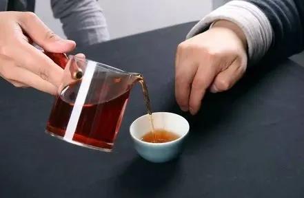 酒桌上给人倒酒,“敲桌子”是不尊重人的动作么?这要不懂别混了__财经头条