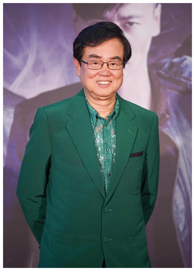 74岁黄百鸣变身魔鬼筋肉人弱书生竟有六块腹肌