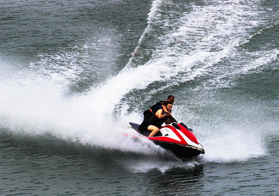 刺激的水上摩托艇漂移,你敢玩吗?不妨来太平湖试一试水上漂移吧