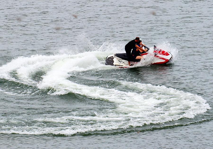 刺激的水上摩托艇漂移,你敢玩吗?不妨来太平湖试一试水上漂移吧