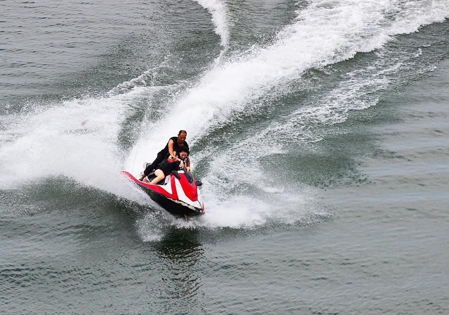 刺激的水上摩托艇漂移,你敢玩吗?不妨来太平湖试一试水上漂移吧