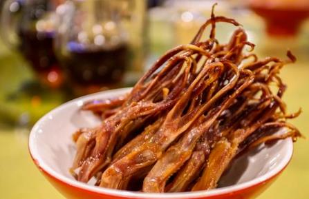 一般以东海的冕鱼,马鲛鱼等新鲜海水鱼为主原料,配以独特的调味品