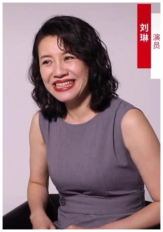 演员刘琳直言她想红，采访照也一样真实，皱纹很多但依然自信！_新浪新闻