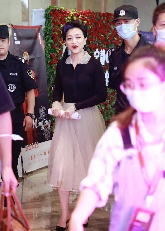 杨澜气质不一般,穿拼接纱裙优雅高贵,挑染蓝刘海洋气极了__财经头条