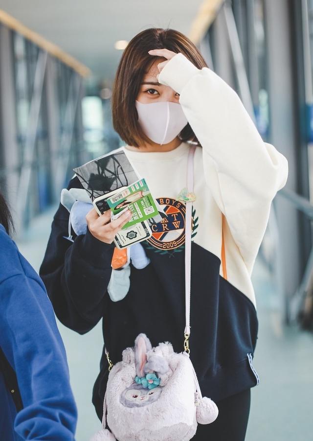 刘人语短发齐肩满满的少女气息,脸上戴口罩难掩素颜好肌肤_高清图集