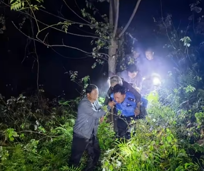 信阳八旬采药老人雨夜失联，警民借热成像无人机成功搜救。