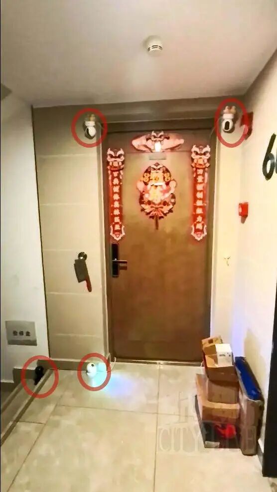 住户门口装4监控、挂菜刀警示,律师提醒防护不可侵犯他人隐私 住户门口装4监控、挂菜刀警示,律师提醒防护不可侵犯他人隐私