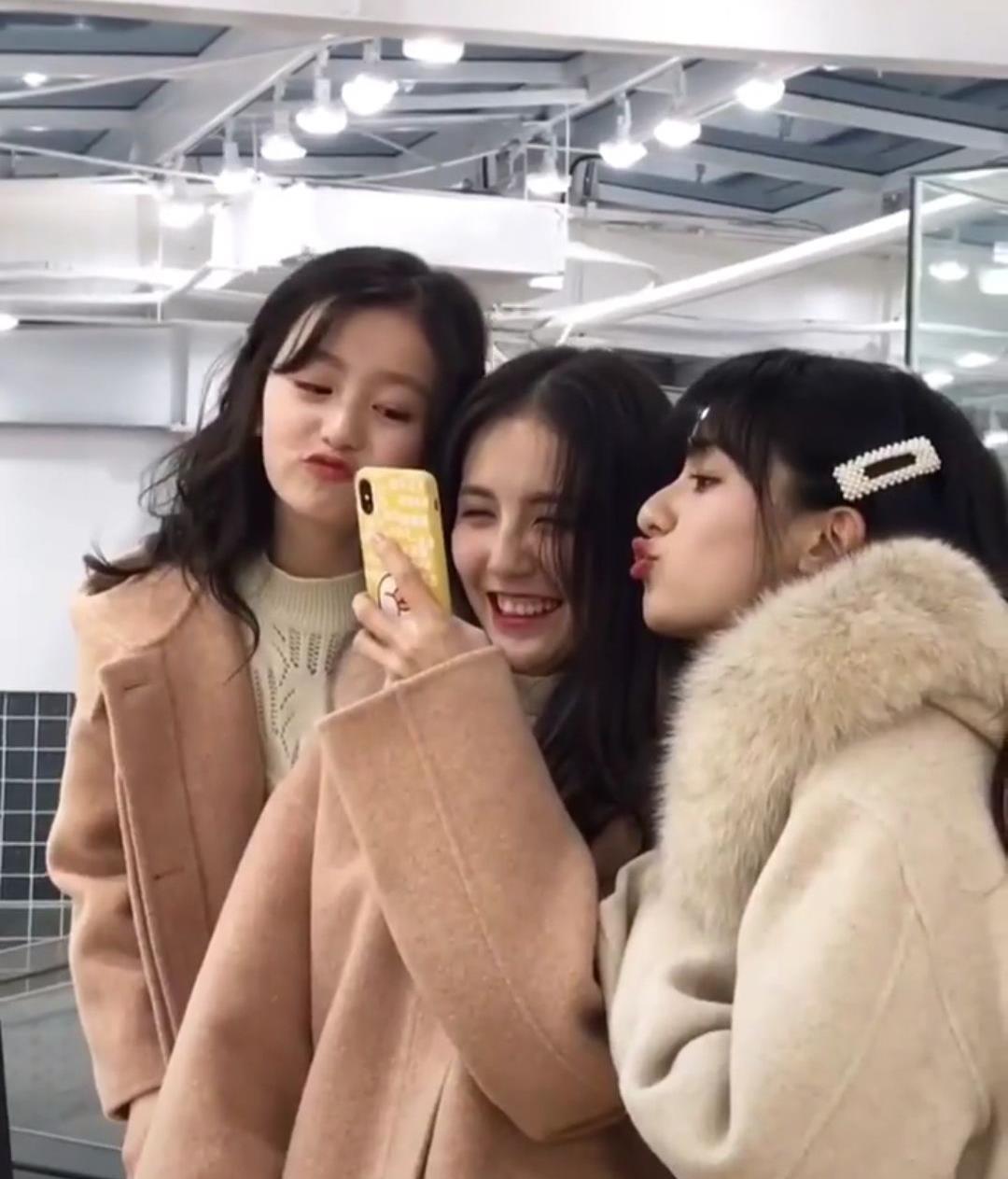 12岁裴佳欣和女星合影,瞬间气场全开|裴佳欣|小女孩|镜框_新浪新闻