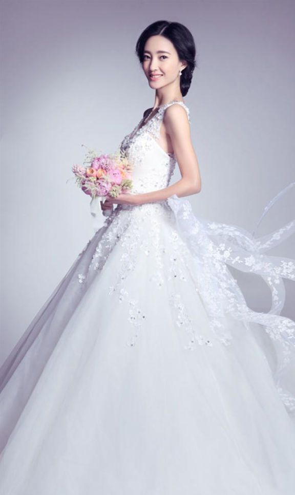 女神王丽坤婚纱造型尽显温婉,一颦一笑如公主般高贵优雅!