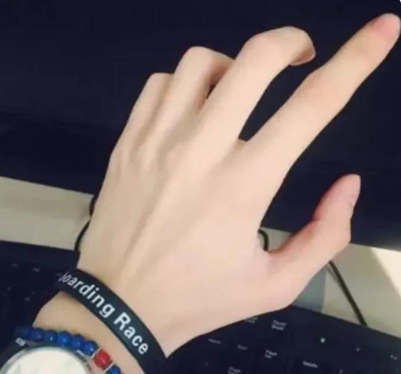 心理测试:你最想牵的是哪一只手?看你会嫁给暖男还是高冷男!