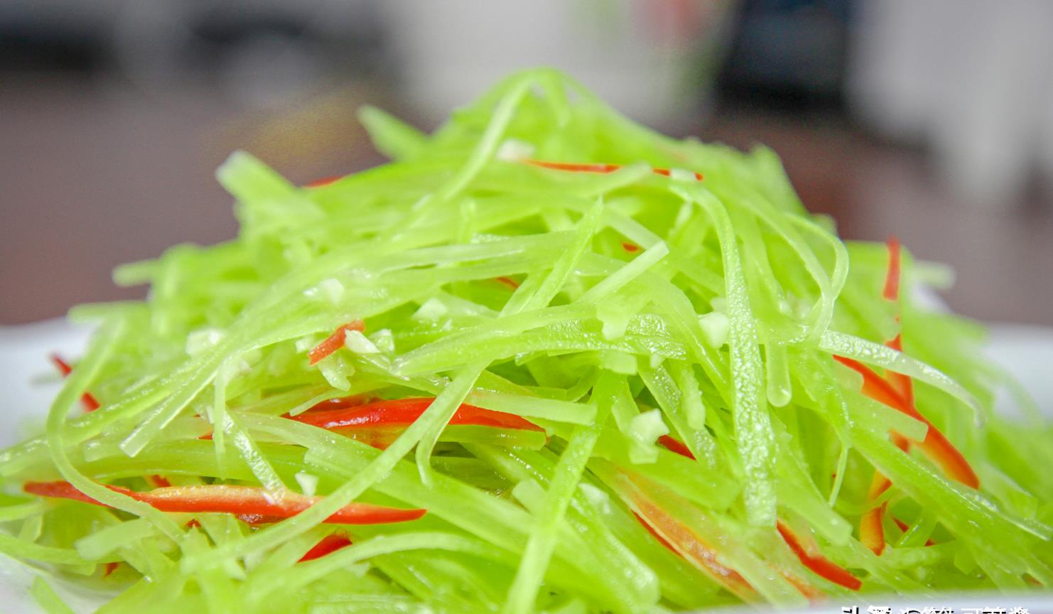 家常凉拌莴笋丝别焯水加2次水口感鲜嫩色似油画