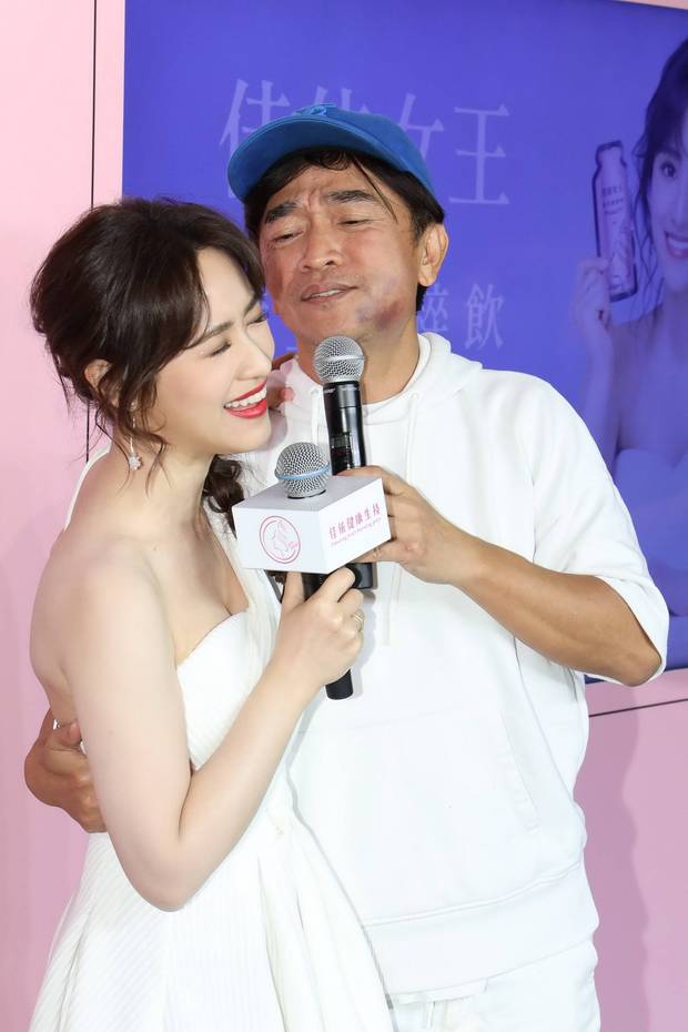吴宗宪搂女儿亲密互动,手放位置被指不合适,拔牙致下巴淤青_高清图集