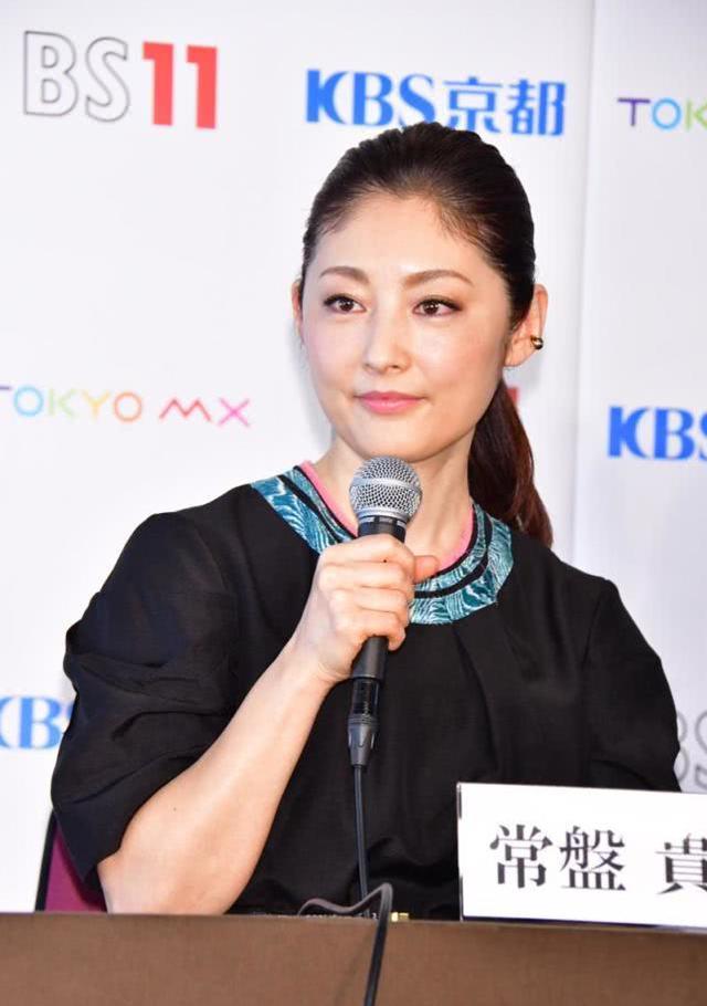 48岁常盘贵子穿蓬蓬裙优雅出席活动皮肤紧绷状态好笑容迷人