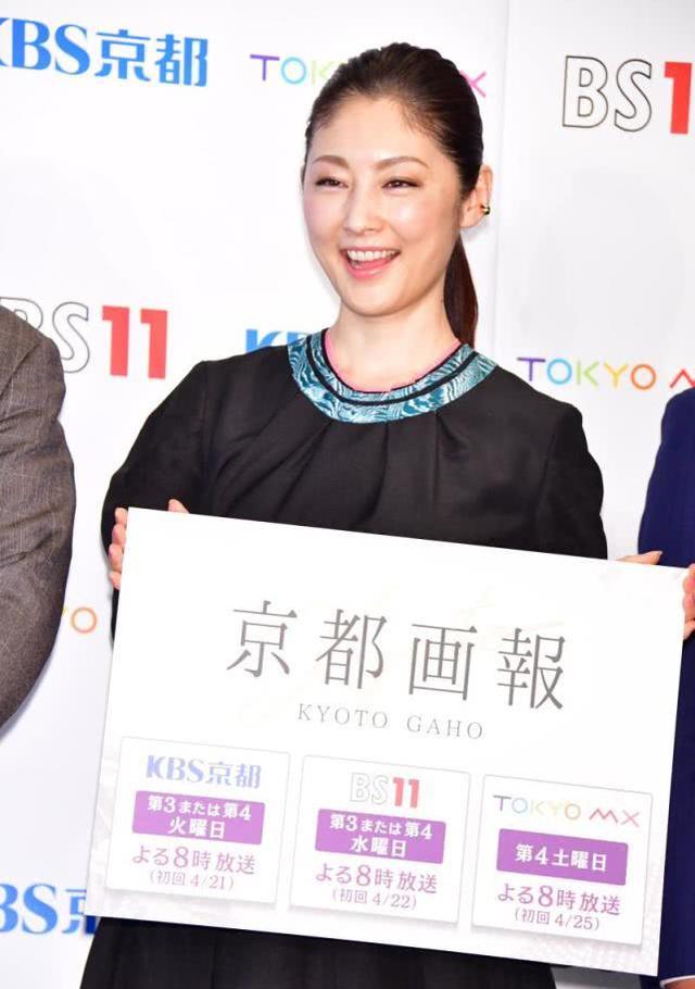 48岁常盘贵子穿蓬蓬裙优雅出席活动皮肤紧绷状态好笑容迷人