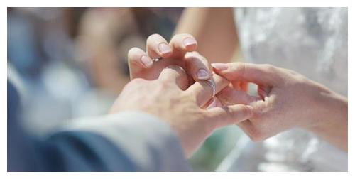 带胖女友回家遭爸妈无情反对，2年后民政局偶遇，我悔断肠休闲区蓝鸢梦想 - Www.slyday.coM