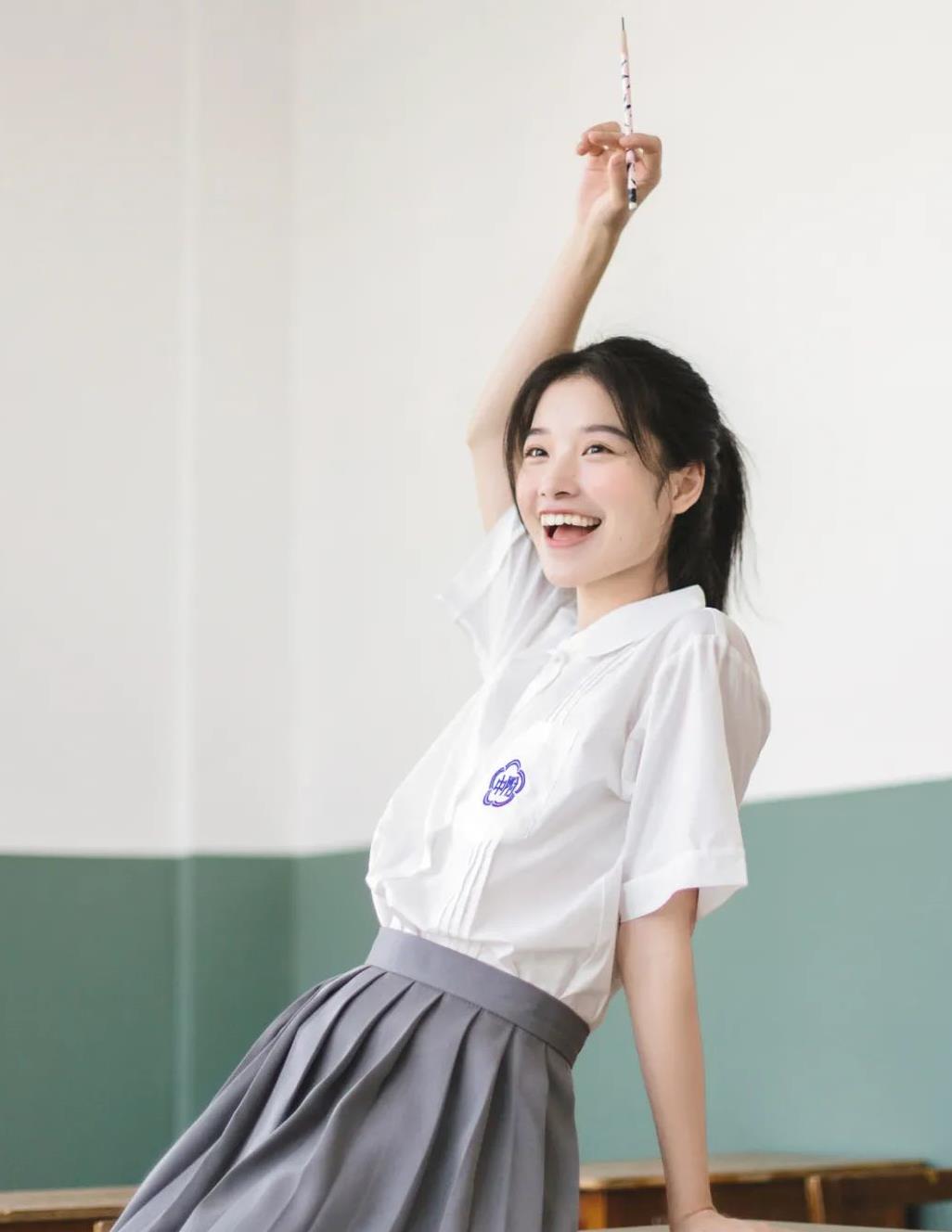 8个适合女生拍照姿势,简单自然,不做作,拍照很好看