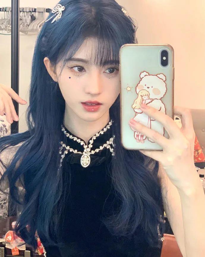 鞠婧祎肤白貌美染蓝发似精灵!雪肤玉貌太美艳妩媚_高清图集_新浪网