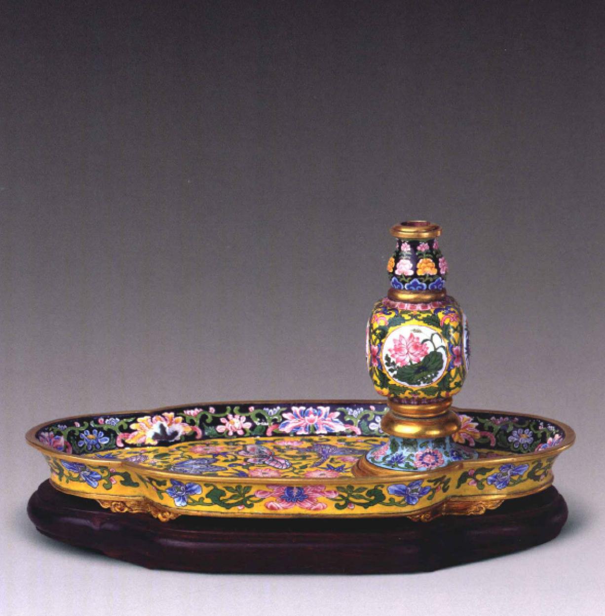 故宫博物院珍藏宝物欣赏清雍正画珐琅器精美绝伦的工艺品