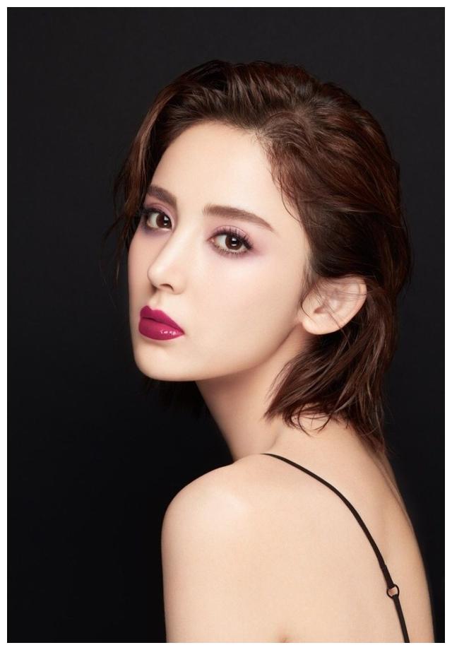 古力娜扎小露香肩,尽显天鹅颈美背杀,雪肌红唇诠释冷酷美人.