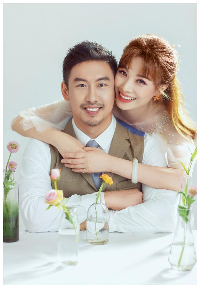 除开自己的美照,还有和老公的合照~万蒂妮的老公是和她认识三十多年的