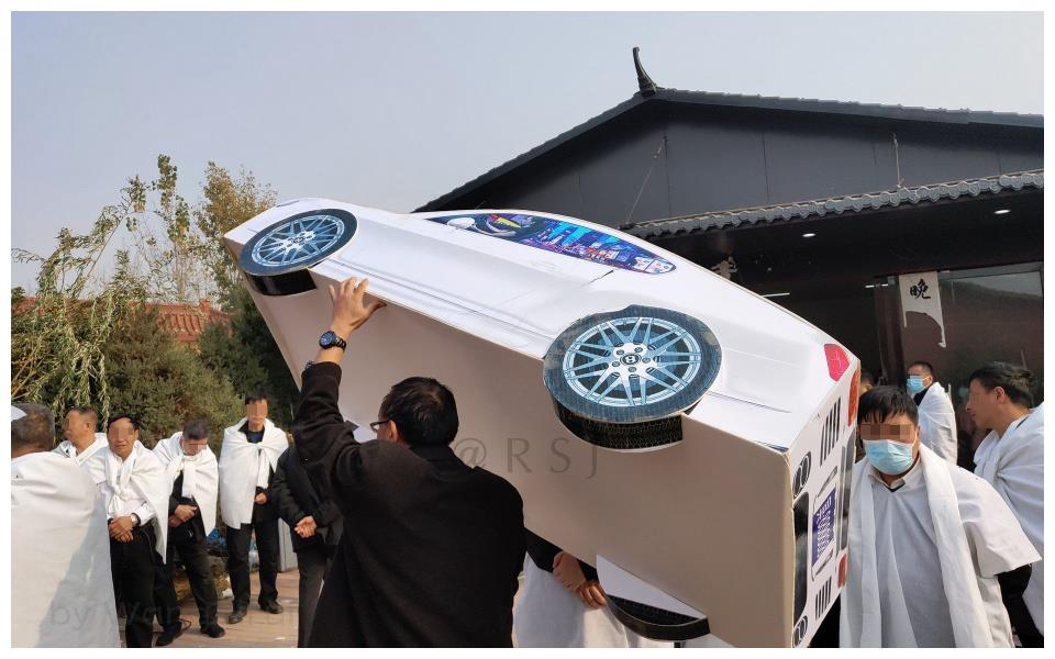 冥888888:纸扎小汽车的牌照,寄托了亲属对逝者的哀思