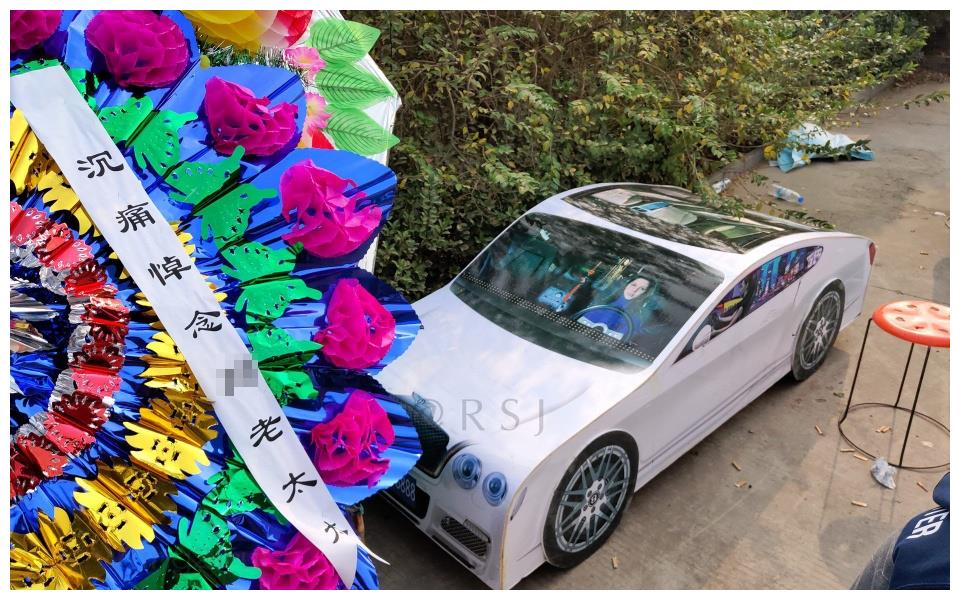 冥888888:纸扎小汽车的牌照,寄托了亲属对逝者的哀思