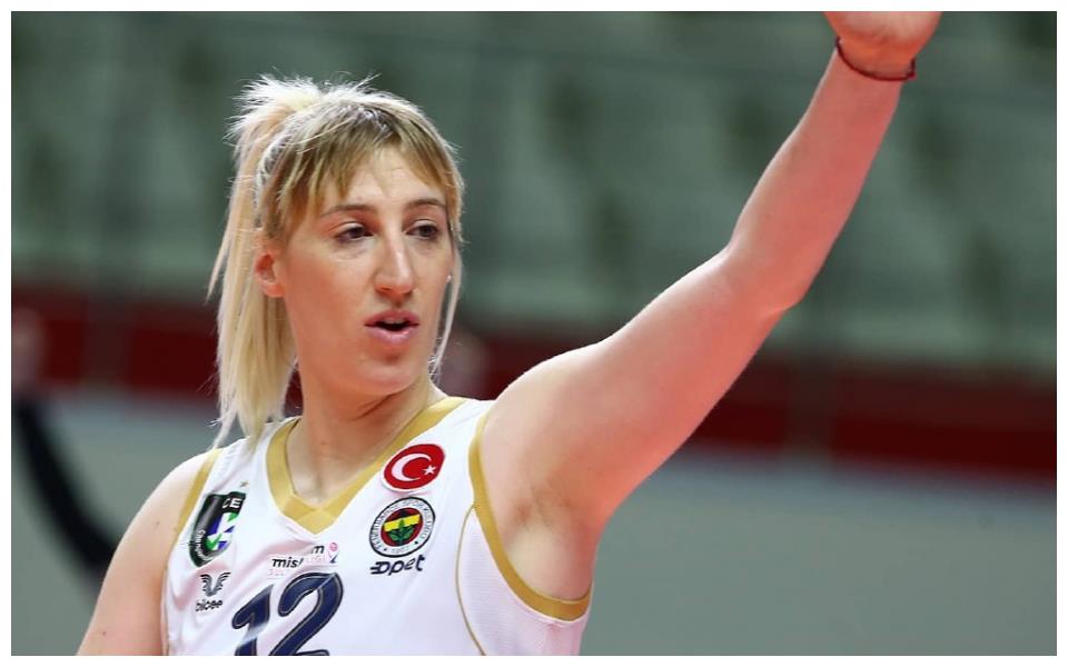 米哈伊诺维奇这两门大炮狂轰乱炸,同时再加上副攻拉西奇的快球牵制