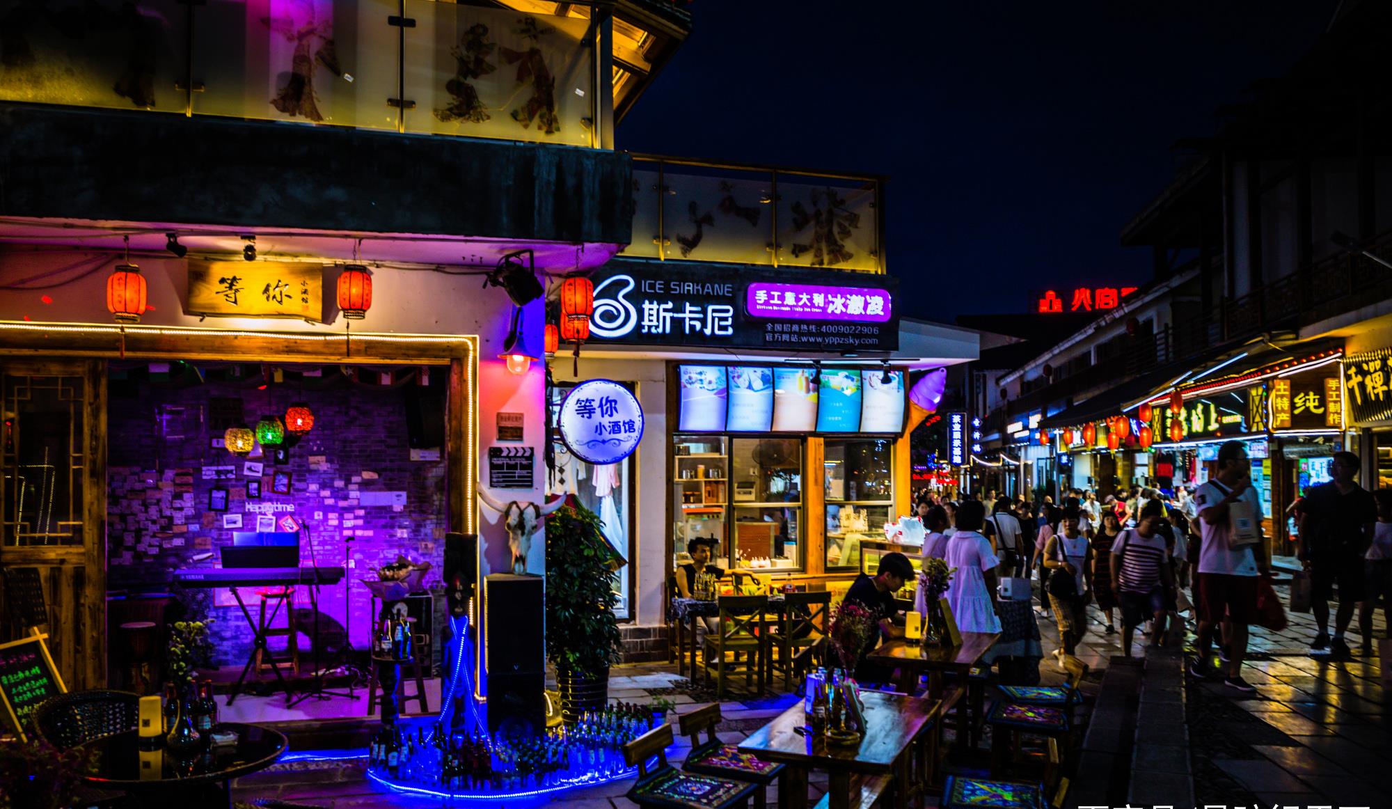 全国唯一的水上酒吧街就在张家界被誉为张家界的宽窄巷子