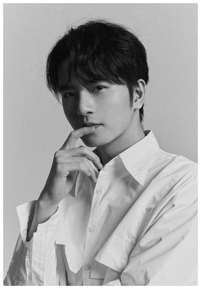 吴希泽身着白衬衣?黑白色调全面开撩