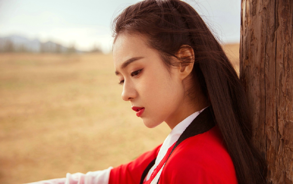 沙漠上的红衣汉服美女精致养眼五官写真