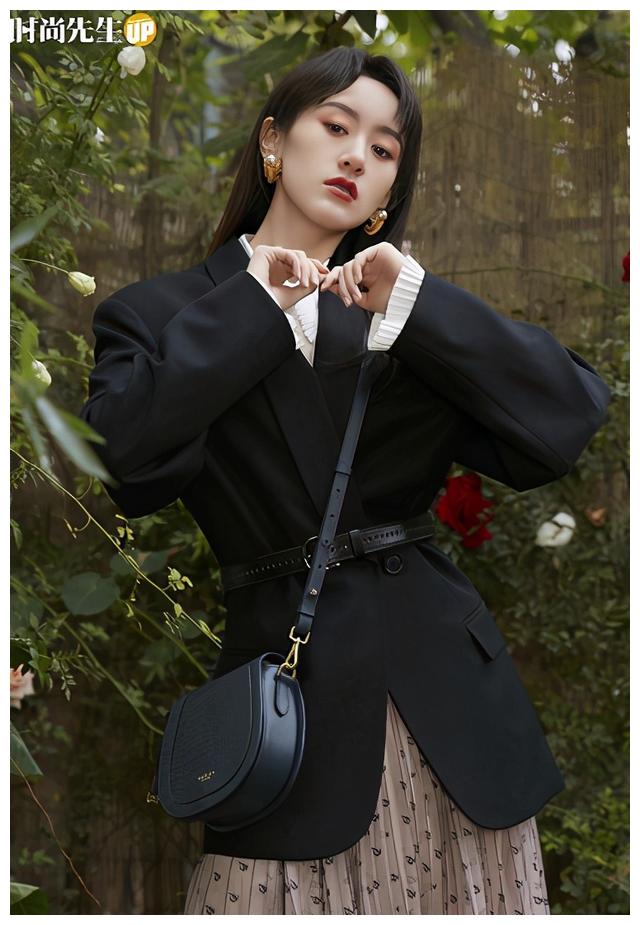 袁冰妍一改甜美造型,驾驭西装超飒气洒脱,私服穿搭件件都在线