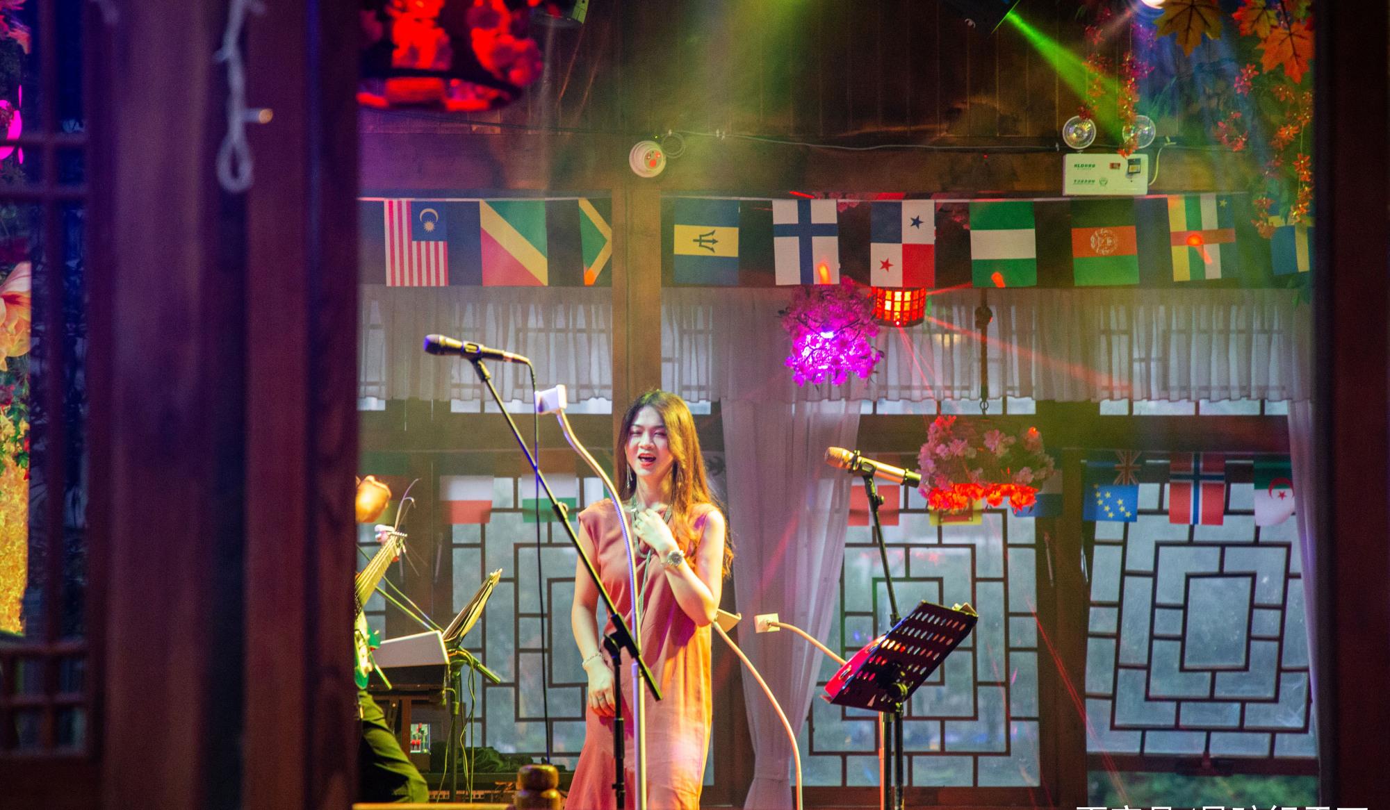 全国唯一的水上酒吧街就在张家界被誉为张家界的宽窄巷子