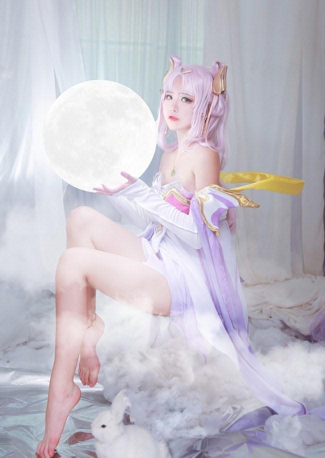王者荣耀嫦娥cosplay正片银色的神她心中并不冷