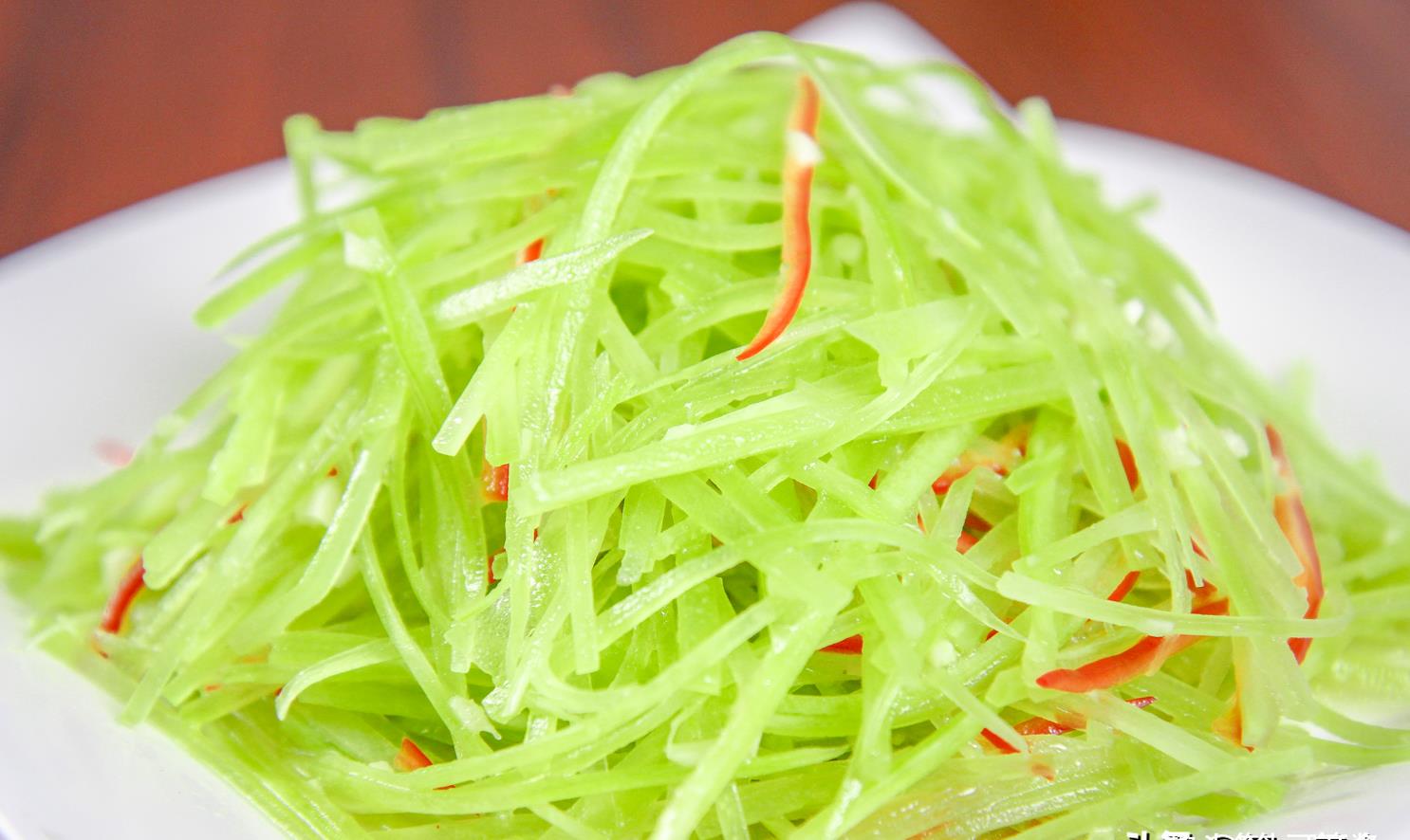 家常凉拌莴笋丝别焯水加2次水口感鲜嫩色似油画