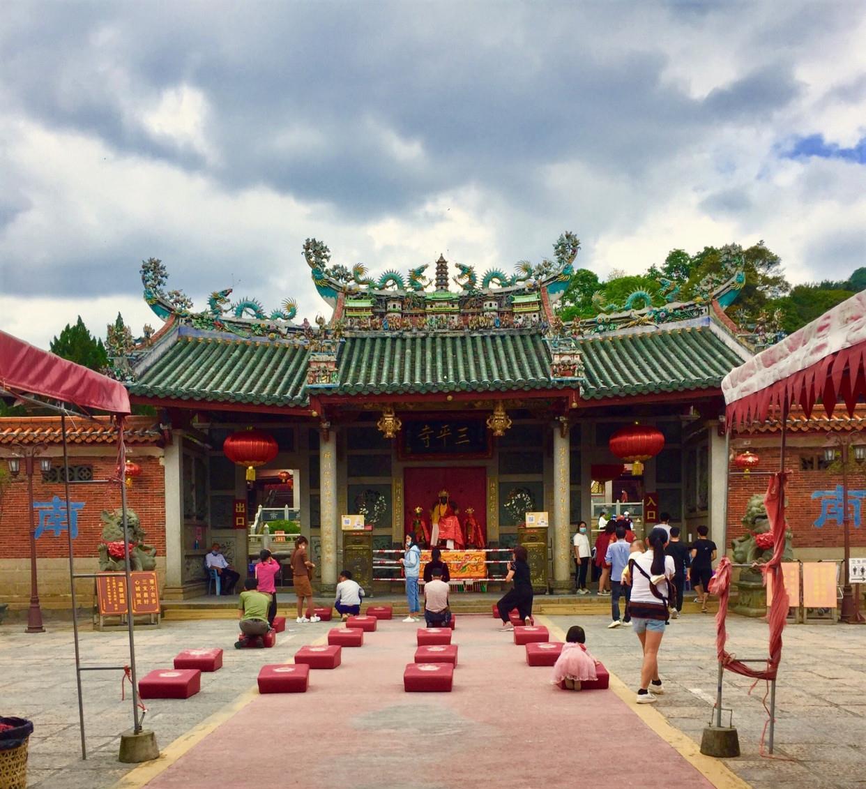 现存的寺院,重建于清末,整个寺依山而筑,有山门,大雄宝殿,祖殿,斋堂僧