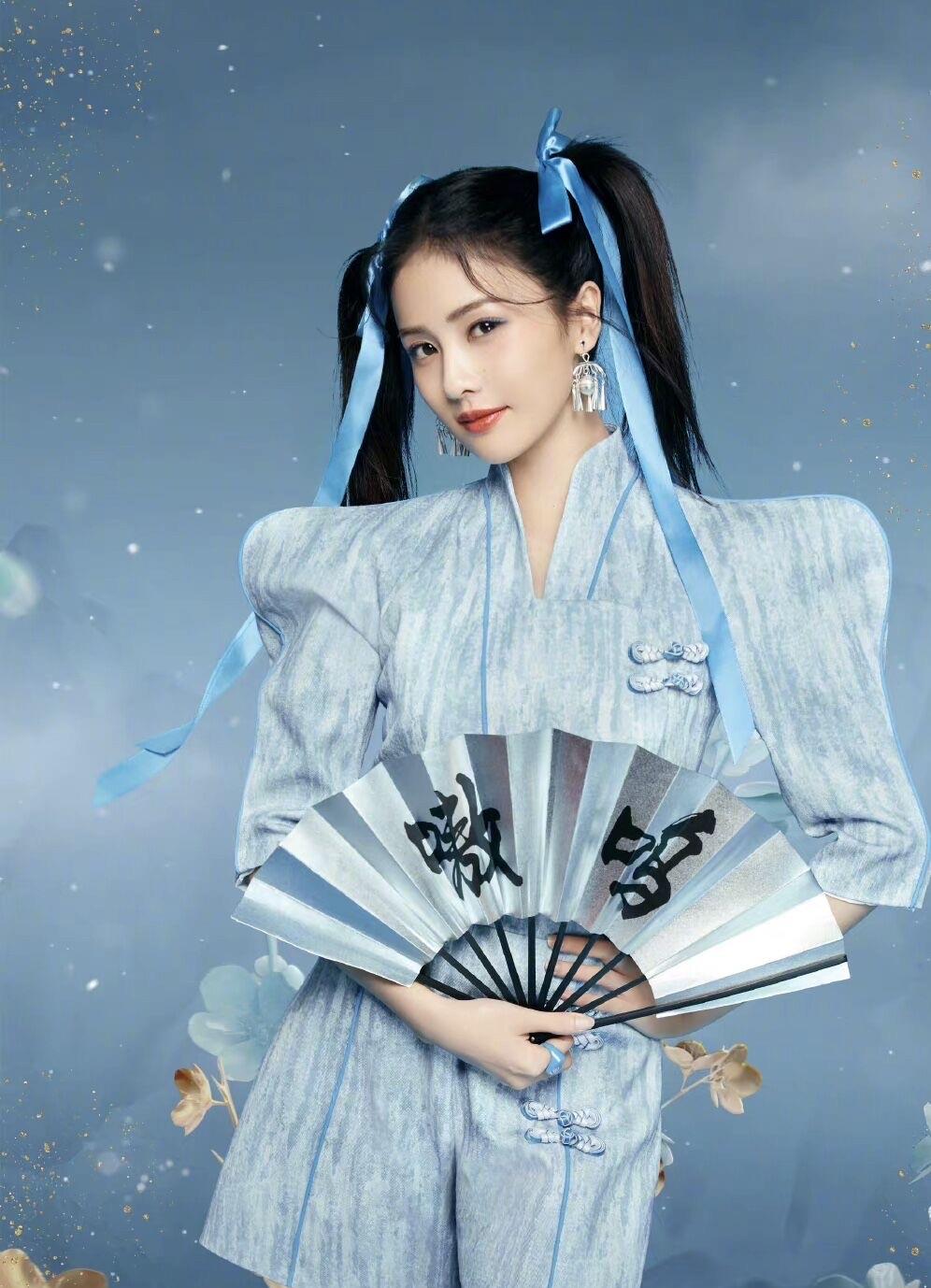 笠帽搭配黑色旗袍白鹿变身新年大使粉丝热议不断