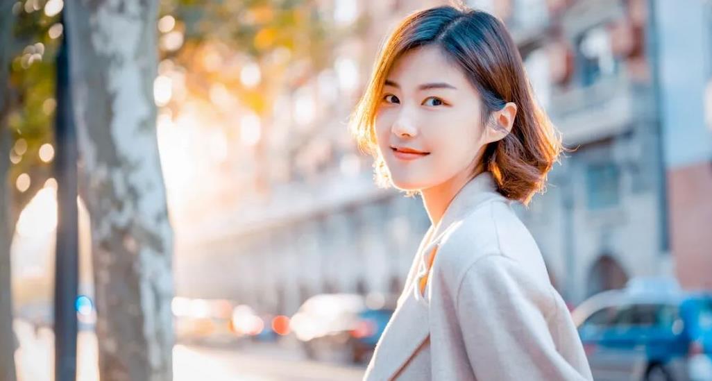 8个适合女生拍照姿势,简单自然,不做作,拍照很好看