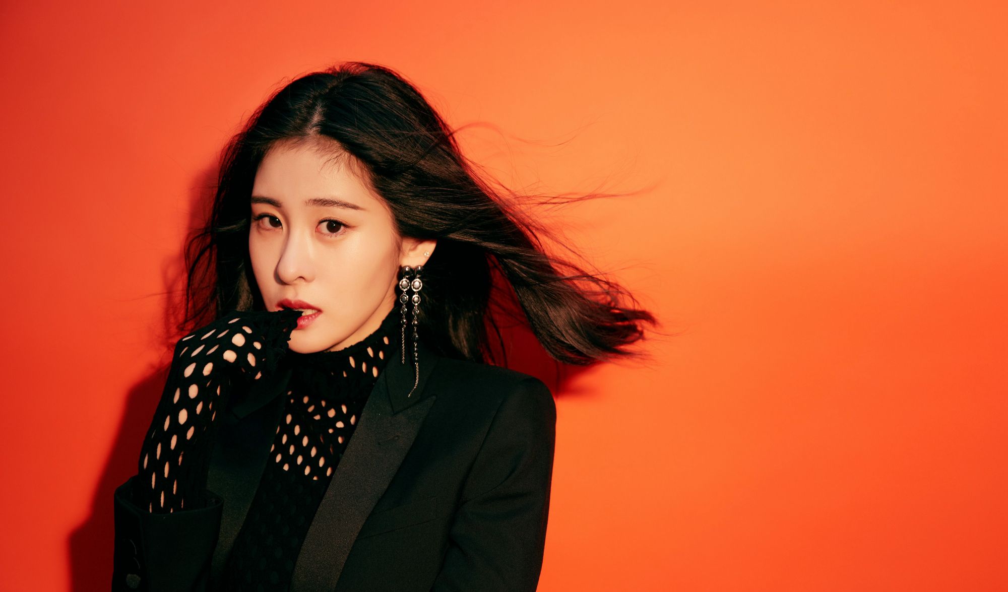 张碧晨,全黑服装造型又酷又温柔,前卫而神秘,一颗闪耀的明星!