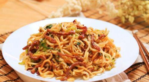 泡菜肉丝炒面,一份充满家乡味道的面条