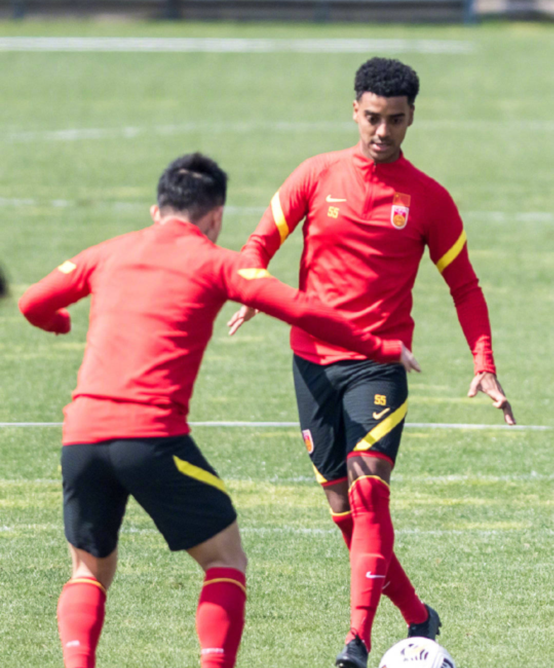 国足归化球员阿兰正在学习汉字,阿兰是一位有上进心的好学生_高清图集