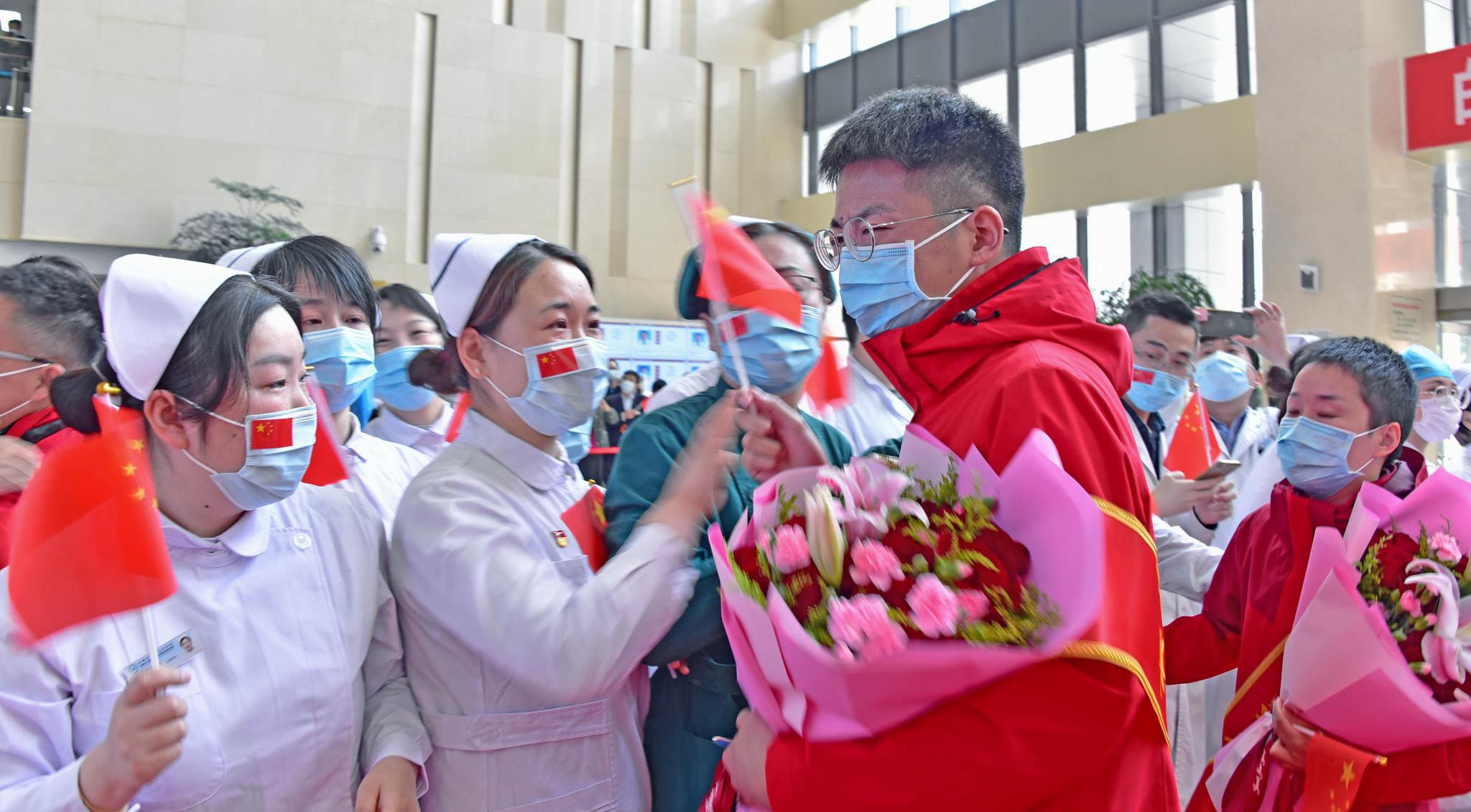 白衣执甲护荆楚 山河无恙携春归
