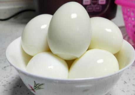 早餐煮鸡蛋,有人放盐有人放醋,早餐店老板教我3招,鲜嫩易剥壳