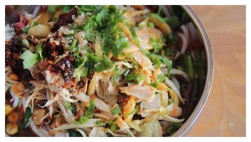 可以与豆粉,米线,水腌菜等搭配一起食用,让人直呼过瘾.