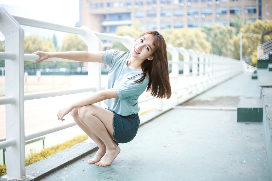 校园内的赤脚美女笑容甜蜜软萌可爱写真__财经头条